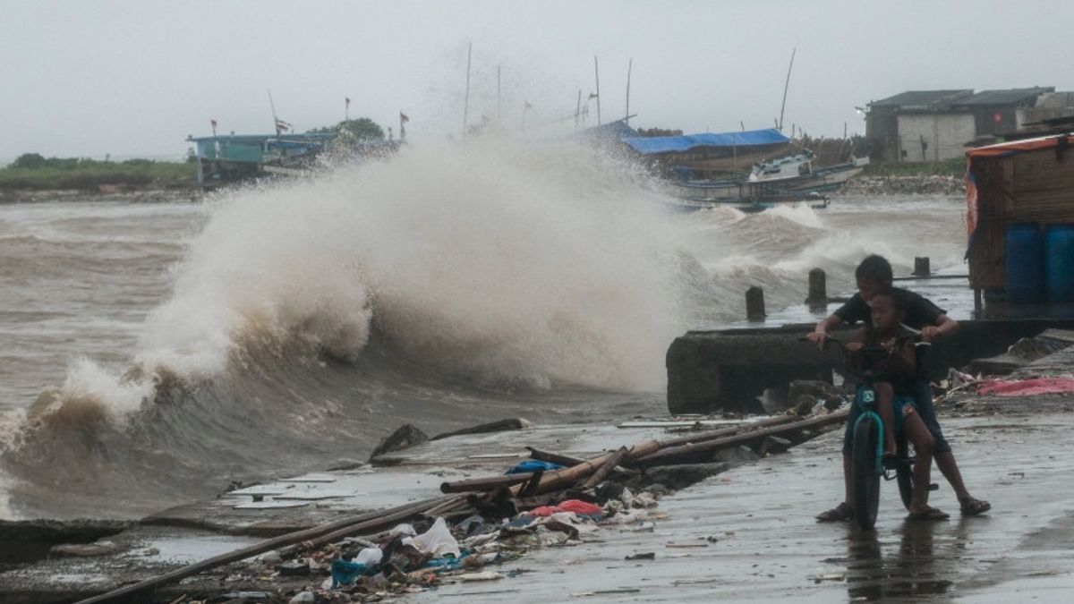 En Indonésie, les conditions météorologiques extrêmes sont provoquées par les grappes du cyclone tropical dans l'océan Indien