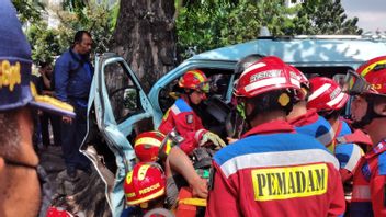Angkot Jaklingko Tabrak Pohon di Jalan Pemuda Rawamangun, Penumpang Terjepit Pintu