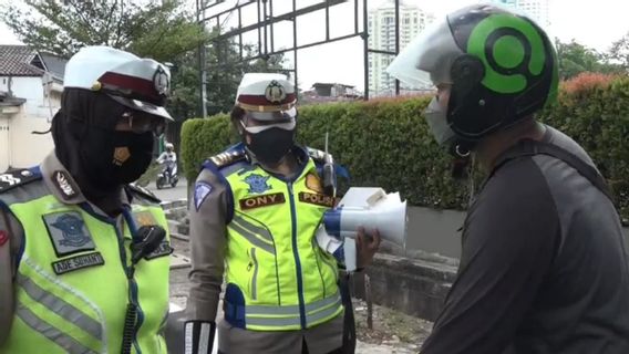 帕图贾亚行动的第一天， 许多摩托车违反规则， 警察制裁票