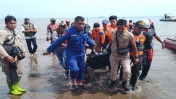 Tim SAR Gabungan Evakuasi Korban Tewas Kapal Sopek Tenggelam di Batang Jateng