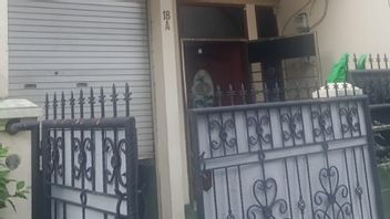 雨の服を着て、パデマンガンで住民の家を潜入した鋭利な武装強盗の共謀