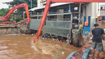 فيضانات في جاكرتا ، جرافات DKI Pemprov 951 طنًا من القمامة من ثلاثة مواقع