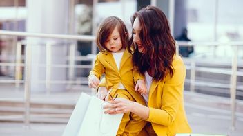 التسوق مع الأطفال ، وطريقة متعة لتعلم التحكم الذاتي وميزانية الحد