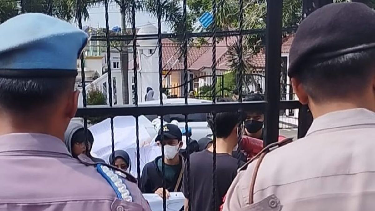 Sidang Alwi Husen Maolana Kasus <i>Revenge Porn </i> di PN Pandeglang Dijaga 160 Personel Polisi