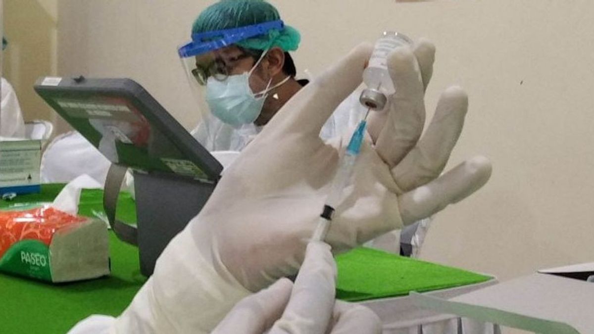 Efek Suntik Vaksin Moderna yang Dirasakan Puluhan Nakes di Surabaya