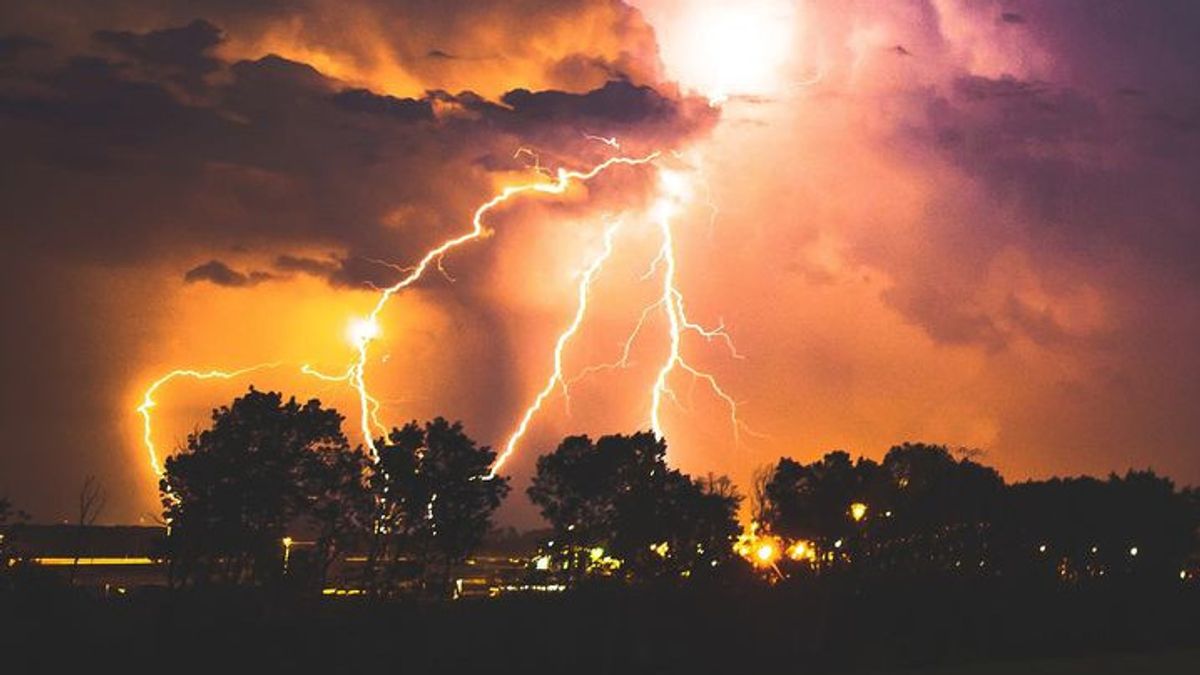 Une installation électrique d’urgence, le stade de l’équipe de bisbol de Floride effondré par la tempête Milton