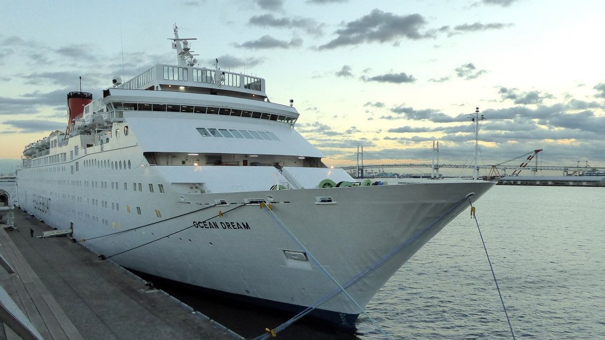 اليابان تسمح للسفن السياحية الدولية بالعودة إلى الرصيف بعد إغلاق دام عامين