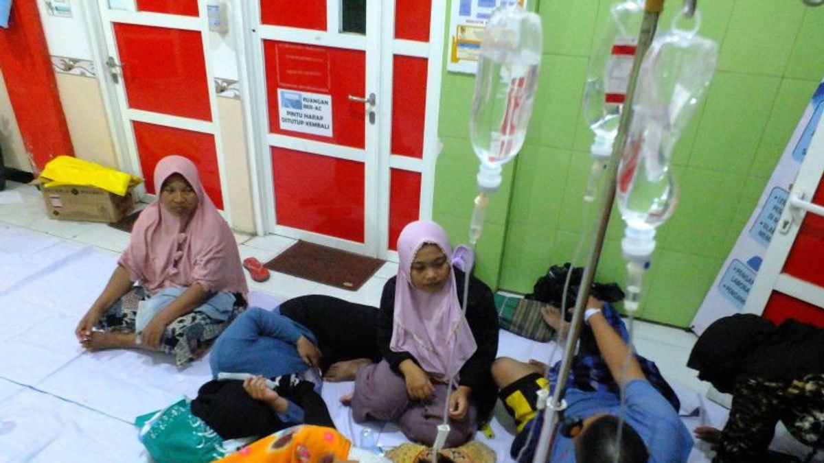 manger gratuitement de Takjil, des dizaines de résidents de Jember se plaignent de douleurs d’estomac et de vomissements