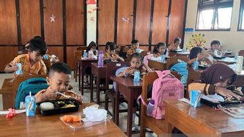 Un certain nombre d’écoles de Solo commencent à essayer de manger gratuitement, c’est leur rang