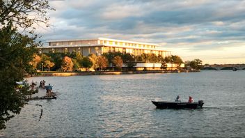 The Potomac River Searches For Victims Of The Bombardier CRJ700-Black Hawk 7 Meters Deep Collision