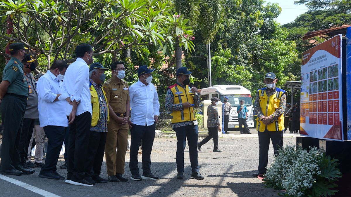 Ke Cirebon, Jokowi Pantau Pembersihan Saluran dan Jalan