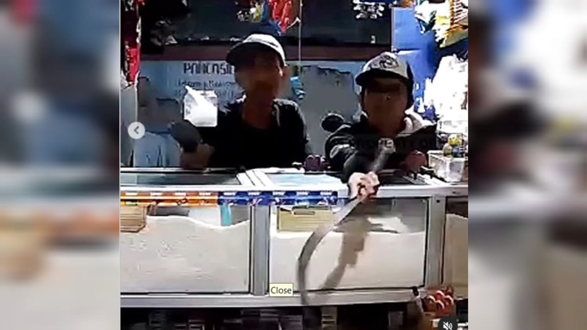 Penjaga Warung Madura di Depok Ditodong Celurit, Pelaku: ‘Gue Gak Butuh Nyawa. Sini Taro Hape Lu’