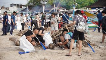 InJourney collabore avec le groupe Pandawara, transporte 2,25 tonnes de déchets sur la plage de Kelan Bali