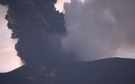 Erupsi Gunung Marapi Pagi Tadi Diiringi Hujan Abu Vulkanik, Relawan dan Tim Siaga