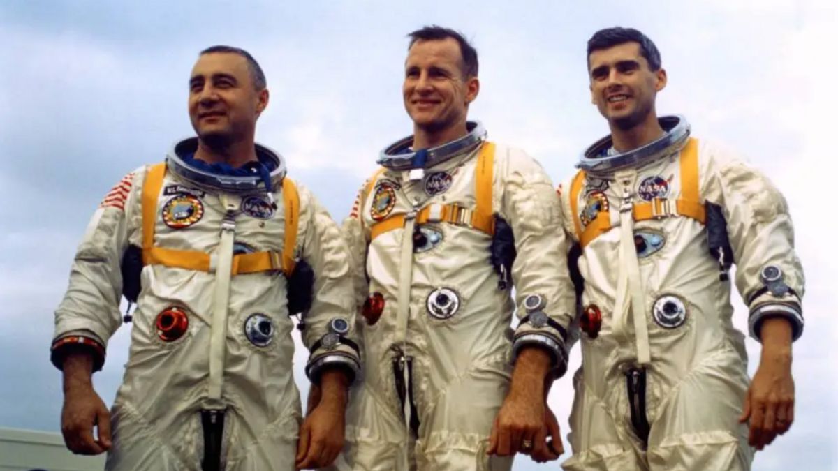 في إشارة إلى مأساة أبولو 1 ، الاهتمام بالقمر الذي أودى بحياة ثلاثة رواد فضاء