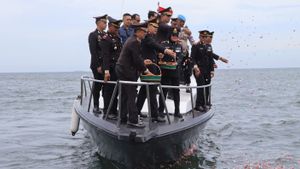 Hormati Jasa Pahlawan, Polres Kepulauan Seribu Tabur Bunga di Perairan