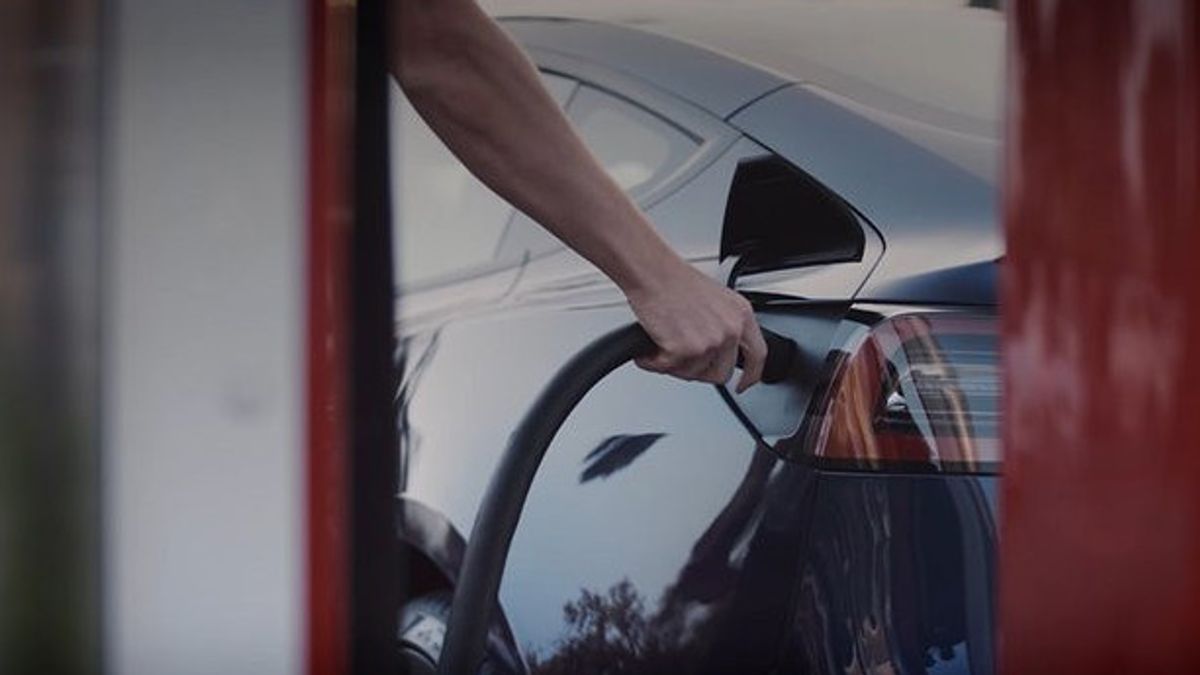 Jangan Salah Paham! Menggeber Mobil Listrik Justru Mempercepat Kerusakan Baterai