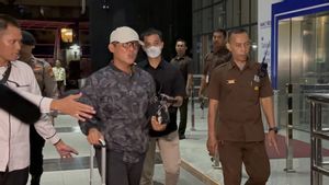 Tiba di Gedung KPK Usai Kena OTT, Bupati Lampung Tengah Ardito Wijaya Bawa Koper Biru