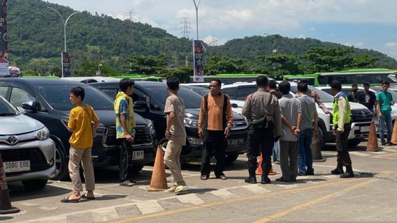 8 Hours Queue, Homecomers At Merak Port Protest Cars Do Not Enter The Ship