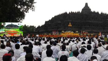 الآلاف من البوذيين يحيون ذكرى ماغا بوجا في أراضي معبد بوروبودور