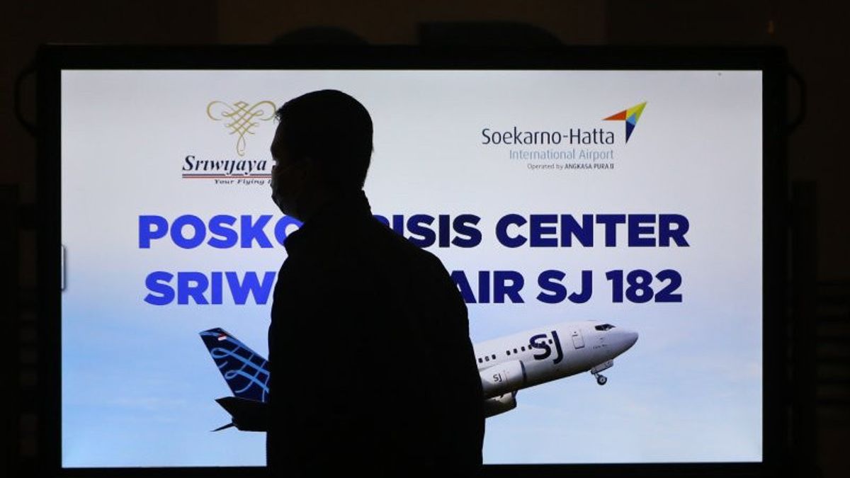 里翁 · 瓦尔加 · 卢布克林高 · 苏姆塞尔在雅加达过境， 飞机从南空飞往斯里维贾亚 Sj - 182