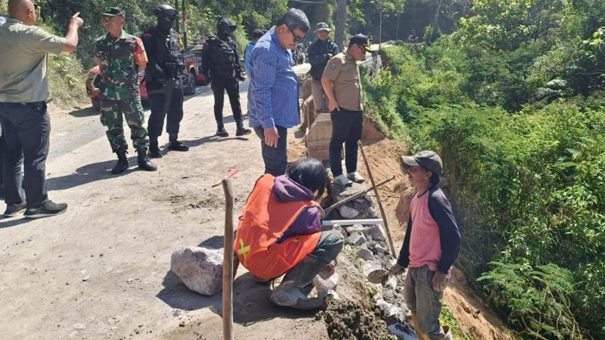 Cek Pembangunan Jalan Diduga Asal-asalan di Garut, Bupati: Kesalahan Perencanaan PUPR