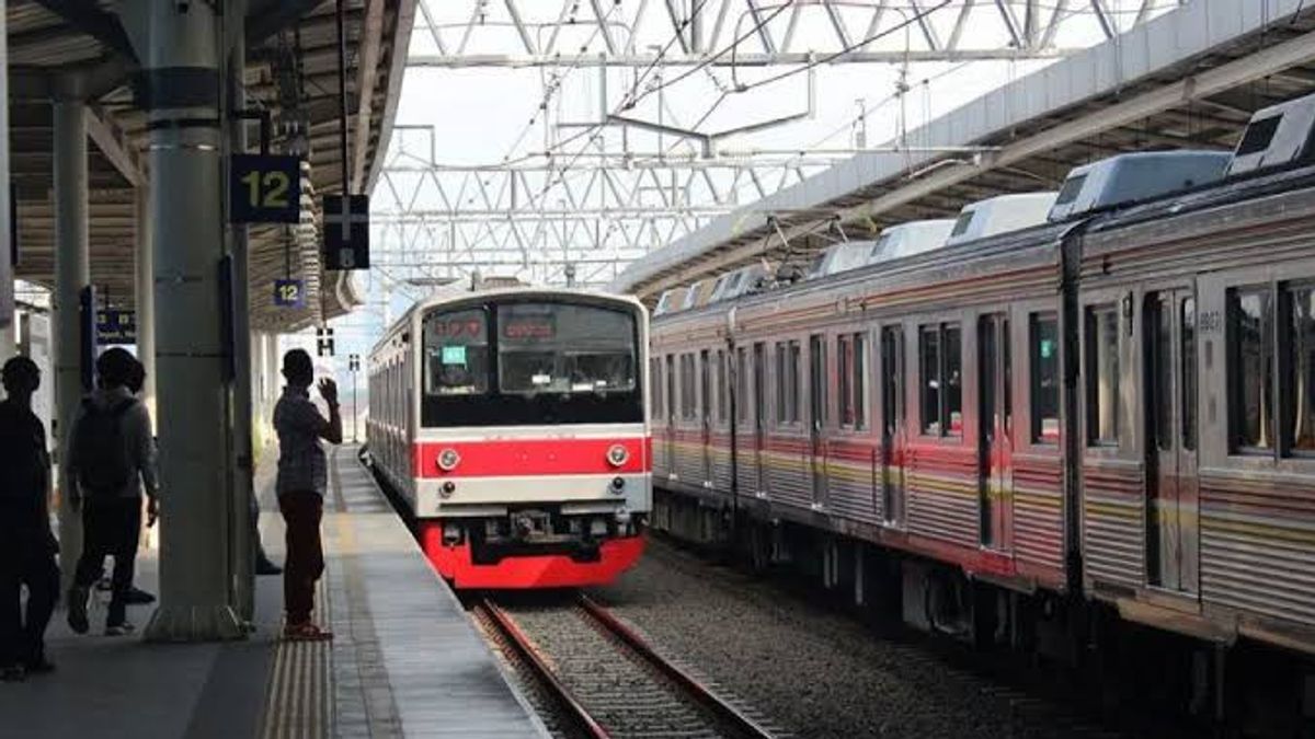 運輸省は、西ジャワの鉄道線路の再活性化のためのデディ・ムリヤディの課題を受け入れます