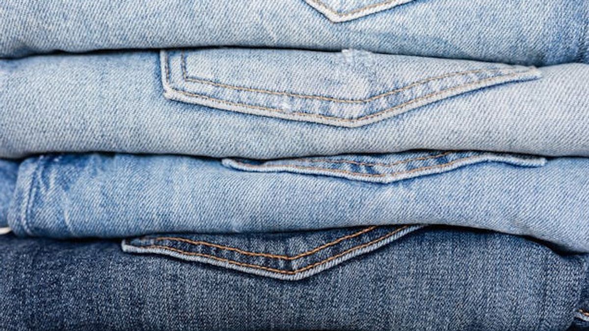 Noda Minyak Membandel Tertinggal di Celana Jeans, Ini Tips Menghilangkannya