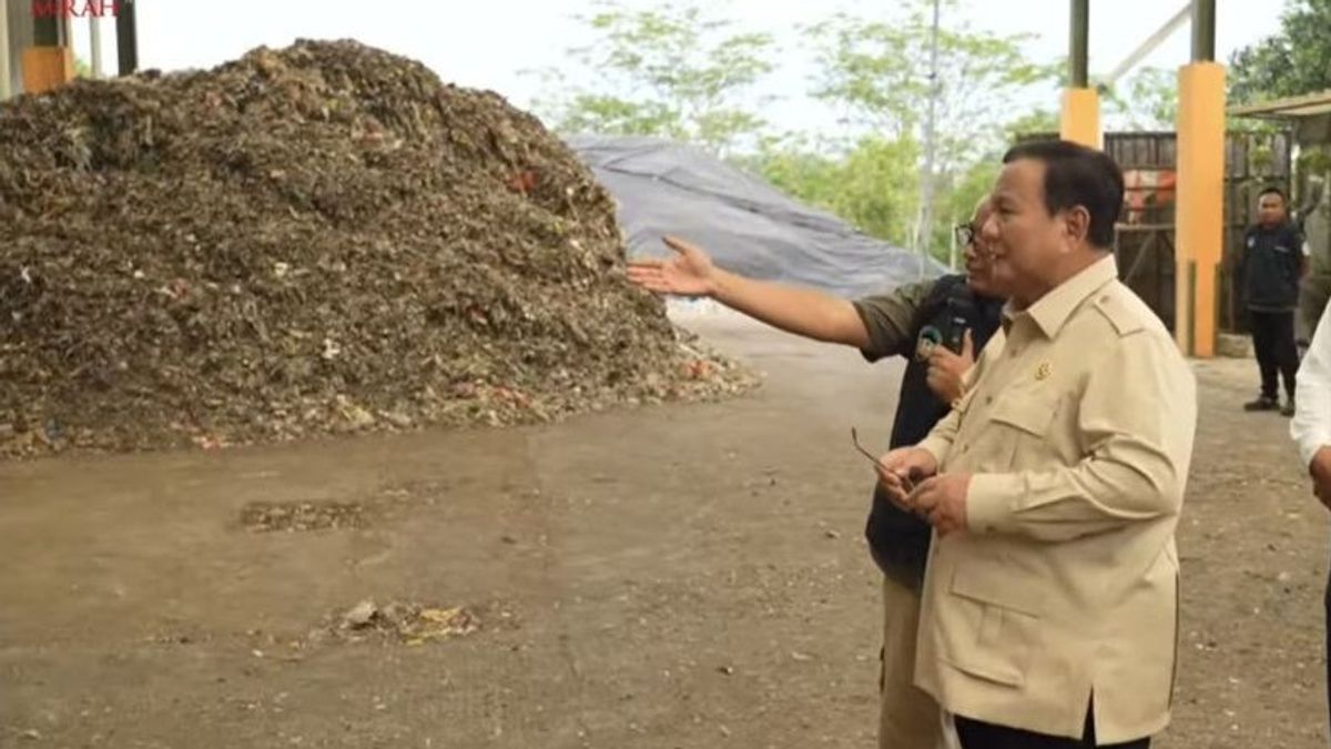 Prabowo Tinjau Pengolahan Sampah Jadi Genteng di Banyumas