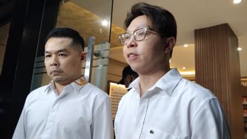 理查德·李没有被拘留，只是被要求报告