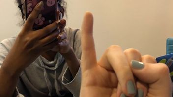 Survei : Mayoritas Pengguna Berisiko Mengalami “Smartphone Pinky”