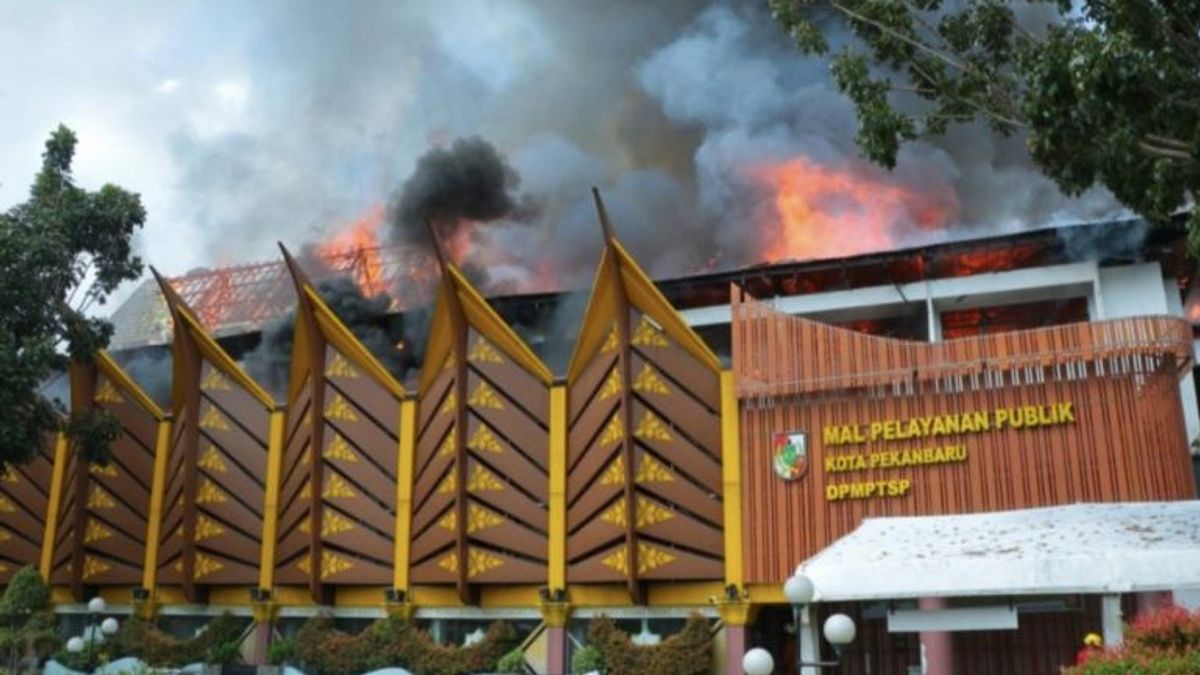 北干巴鲁市政府拆除前被烧毁的MPP大楼