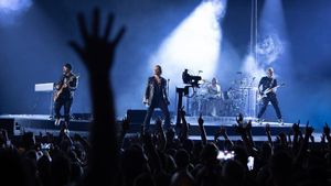  Bono Sebut Album Baru U2 Bakal Jadi “Album Gitar yang Tidak Masuk Akal”