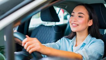 道路の疲れを避けるために、旅行者は4時間ごとに運転を休むべきです