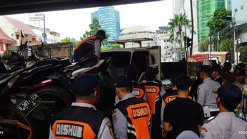 Des agents conjoints ont ordonné le stationnement illégal de dizaines de motos sur le marché de Tanah Abang
