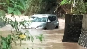 Mobil Pajero Hanyut Terseret Arus Sungai di Tabanan Bali