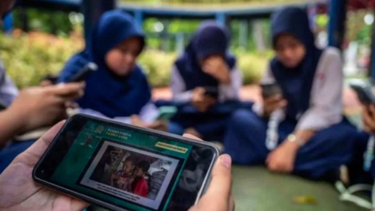 In the Digital Era Parents Must Accompany Children Using Gadgets