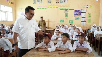 Moeldoko And Yasasan Sakuranesia Share Attention For Elementary School Students In Selaawi Cianjur