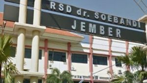 Dua Anggota Kelompok Tunggal Jati Nusantara yang Selamat dari Ombak Pantai Payangan Dirawat di RSD dr Soebandi Jember
