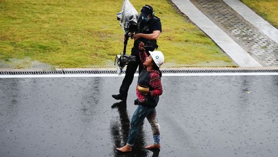 Sandiaga Uno Talks To Rara Istiani Wulandari The Rain Handler At The 2022 Mandalika MotoGP: Local Wisdom