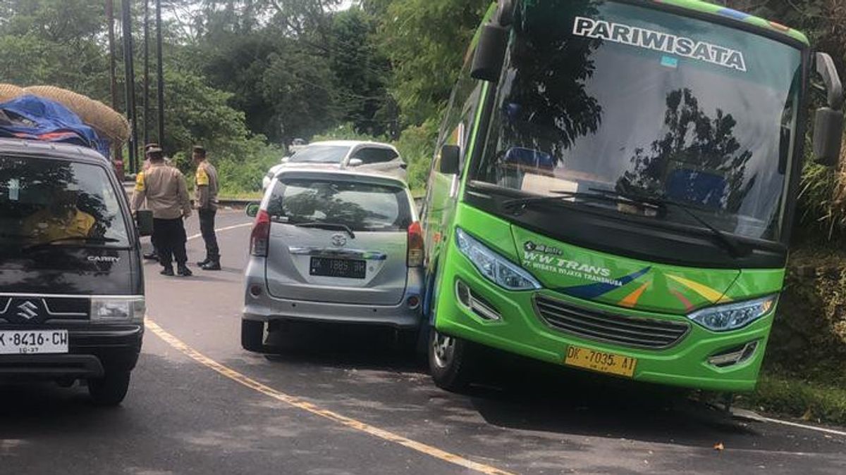 2 Bus Pariwisata Kecelakaan Beruntun dengan 2 Mobil di Bedugul Tabanan