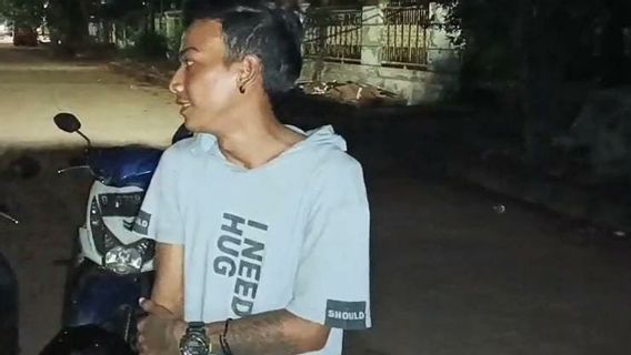 Un jeune tatoué arrêté par des internautes pour voler des téléphones portables d’un travailleur de projet à Pondok Kopi Jaktim