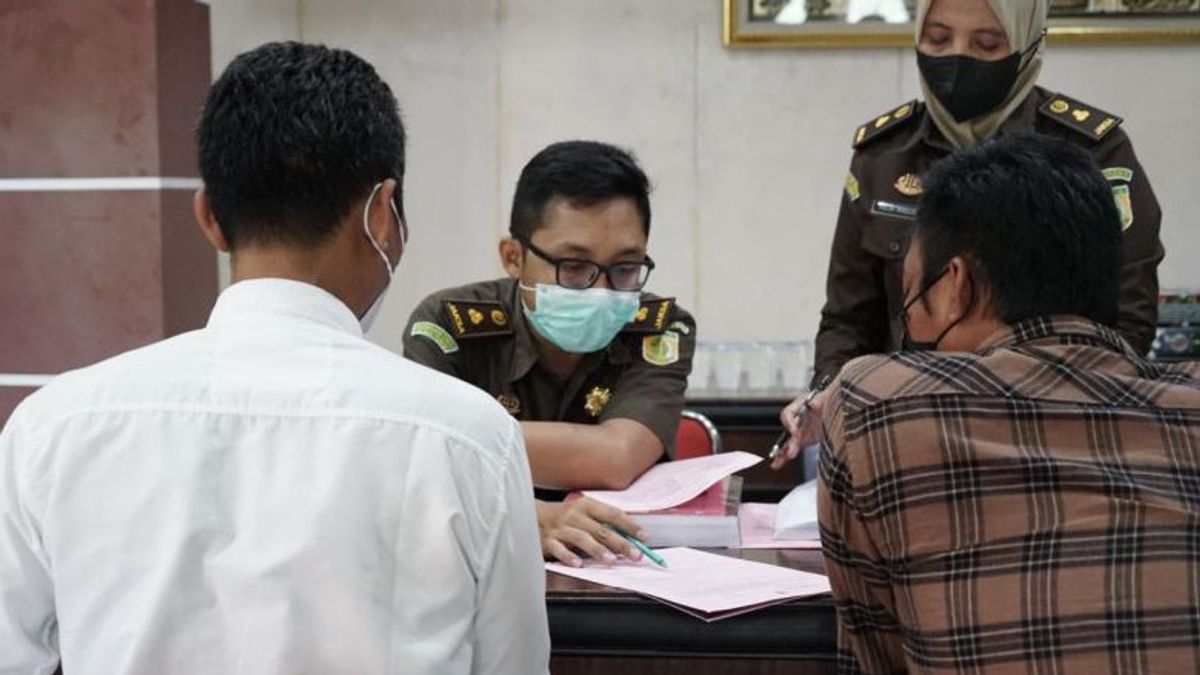 2 Tax Evaders In East Java That Made The Country Lose Hundreds Of Millions Were Handed Over To The Attorney General's Office