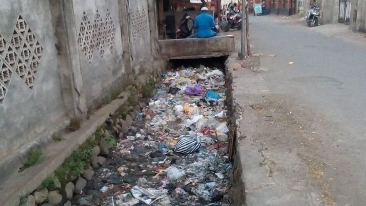 Civil Service Police Unit Rebukes Pecel Lele Trader Who Goes Viral Throwing Garbage Into Sewers