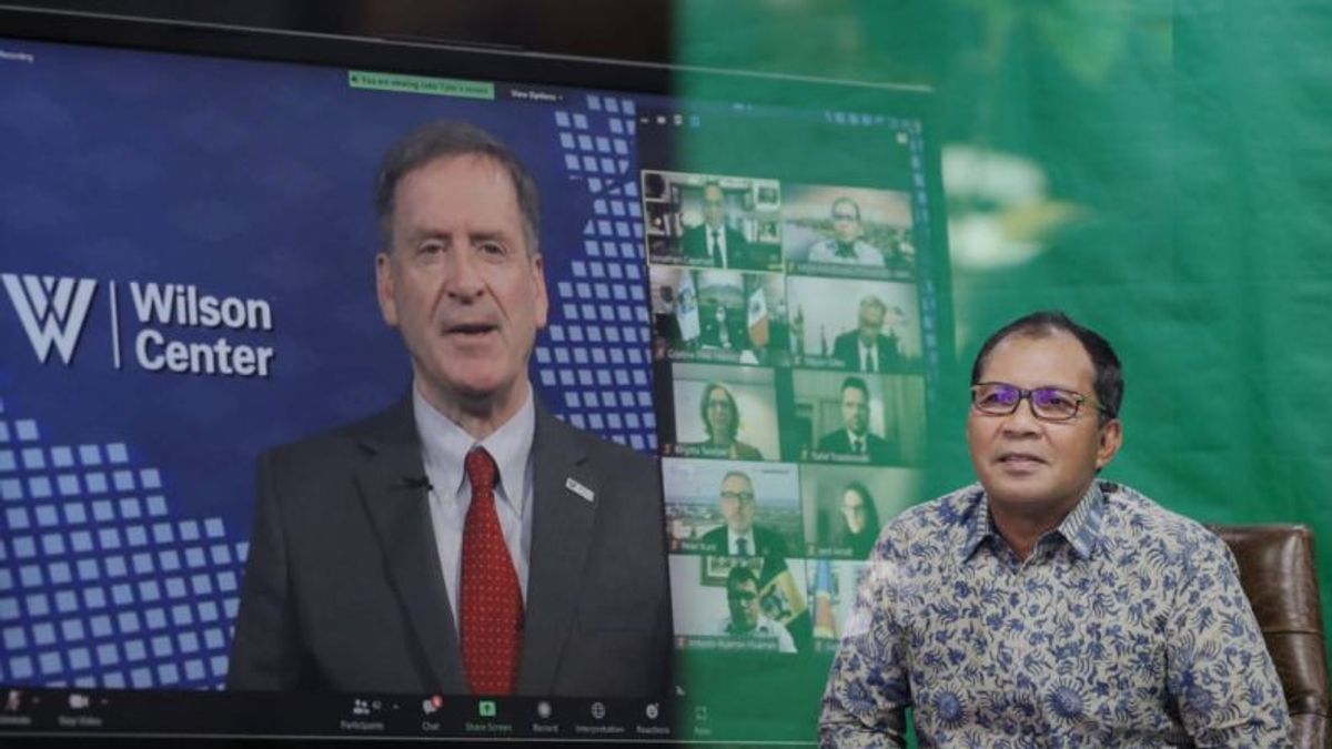 望加锡市长丹尼·波曼托代表印度尼西亚在民主峰会上发表3分钟演讲