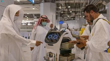 Jemaah Haji Lakukan Tawaf Perpisahan, Robot dengan Navigasi Otomatis Bagikan Salinan Al-Qur'an