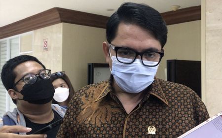 Dinilai Sombong, Denny Siregar Minta PDIP Pecat Saja Arteria Dahlan