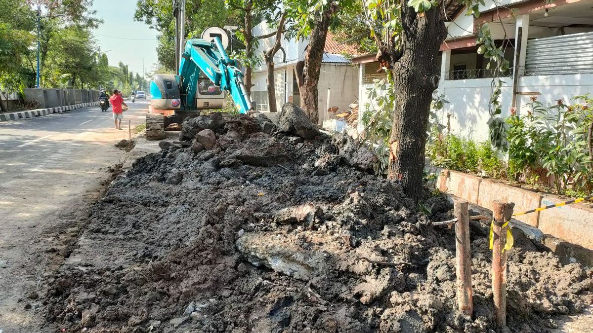 Mud Cover Pedestrians, Pedestrian Safety Is At Risk