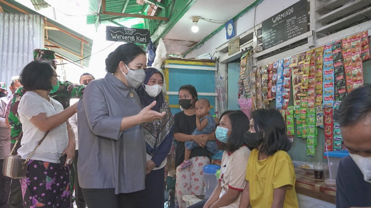 Puan Maharani Inspecte L’étroite Ruelle De Tambora Et Distribue De La Nourriture De Base Tout En Surveillant Les Vaccinations