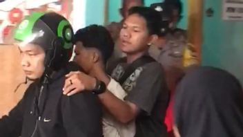 Residents Of Pisangan East Jakarta Angry When Secured A Thief Who Had Viral Over The Same Case